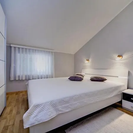 Apartman Big Blue - One-bedroom With Balcony And Side Sea View